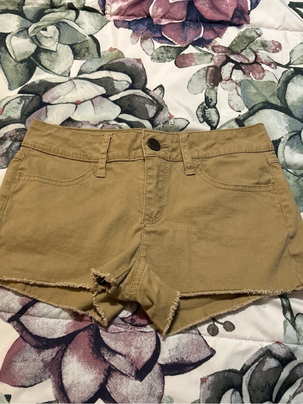 No Boundaries Women's Frayed Hem Jean Shorts — Khaki Size: 3